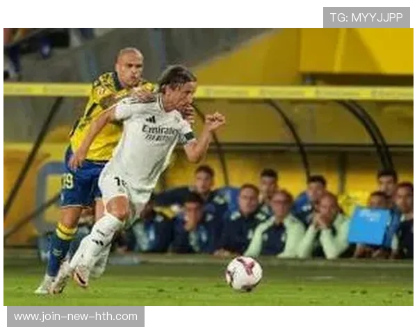 维尼修斯假动作连做突破,皇马完全掌控边线区域