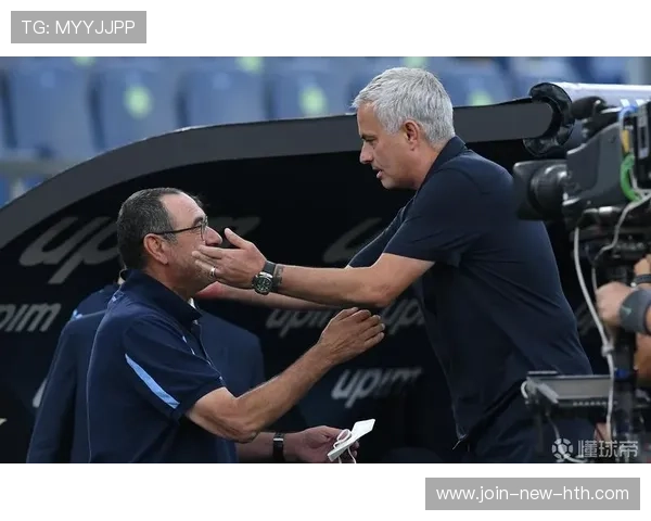 主帅被记者激怒,当场怒撕麦克风