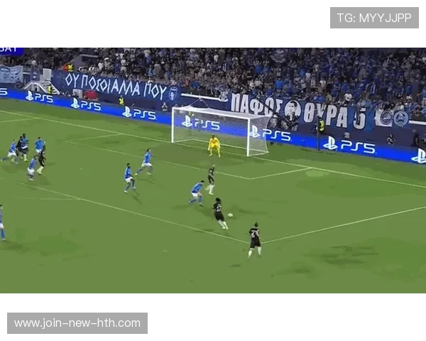 拜仁禁区内二次抢点形成绝佳结果