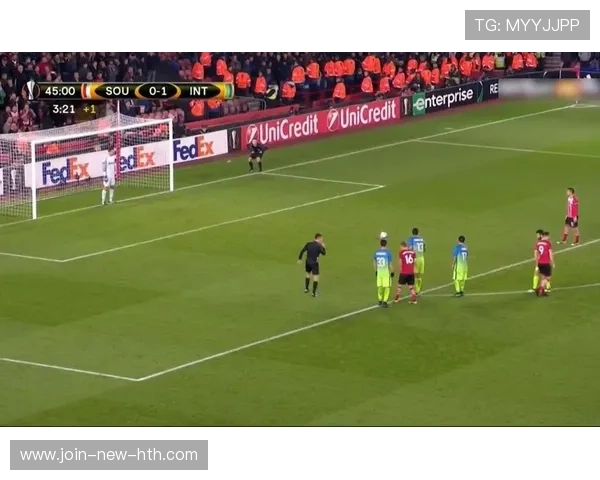 国米边路直传制造点球，罚入后全队欢天喜地