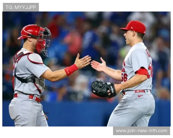 棒球外场助攻形成完美阻截，保全球队胜果